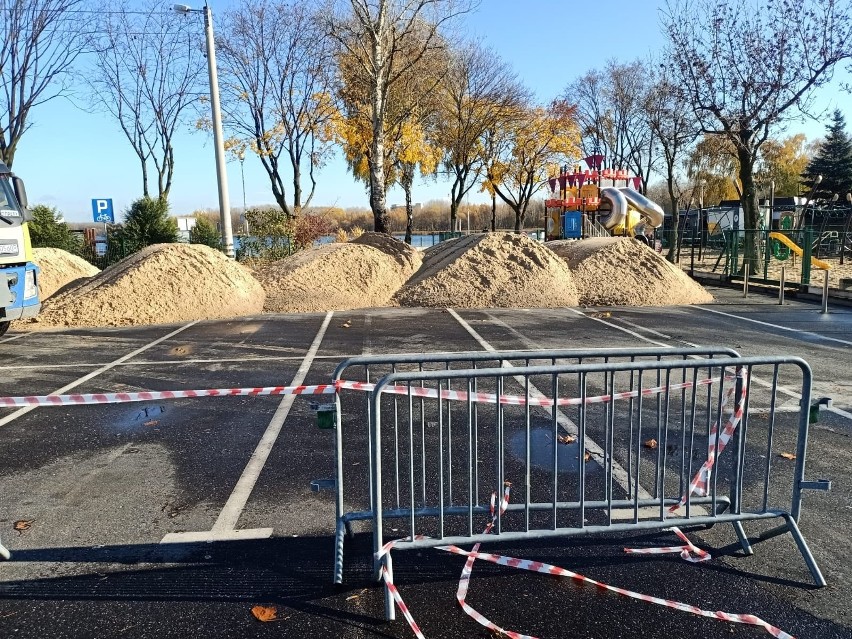 Na parkingu nad Pogorią III pojawiły się tony piasku, które...