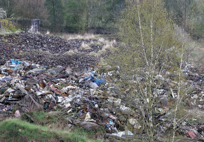 Hałda śmieci w Policach. Wiemy, kto sprzątanie ekologiczną bombę! Oferta opiewa na grube miliony