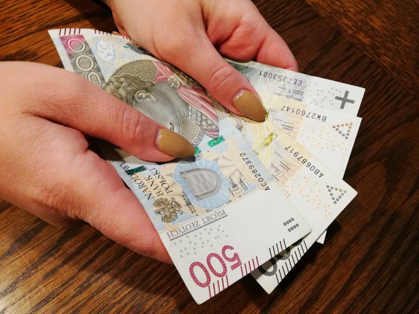 Płaca minimalna w Polsce w 2023 roku wzrośnie dwukrotnie....