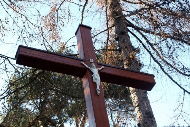 Krzyż upamiętniający ofiary epidemii cholery. Na cmentarne wzgórze niektórzy mówią Jasińskich Chojna