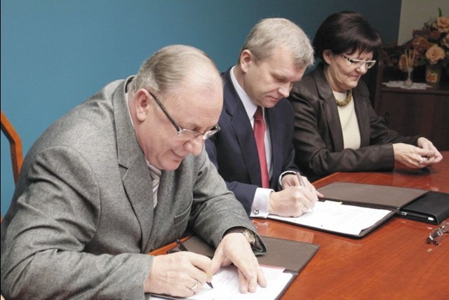 Wczoraj umowę na dofinansowanie podpisał prezydent Łomży (z lewej) i wicemarszałek Piorunek