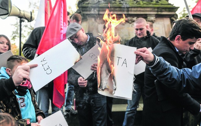 Rolnicy protestują przeciwko podpisaniu umowy z Kanadą. Mówią, że stracą na nim