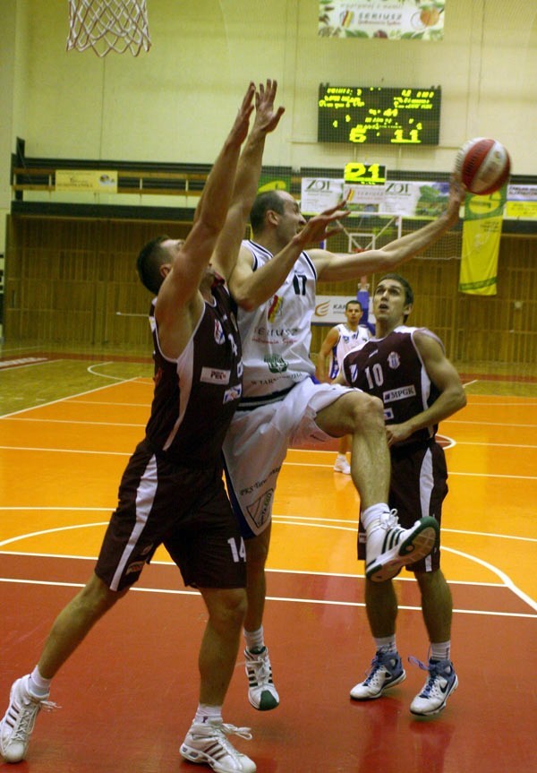 Koszykarze Siarki Tarnobrzeg (z piłką Piotr Miś) przegrali wyjazdowe spotkanie z Zastalem Zielona Góra.