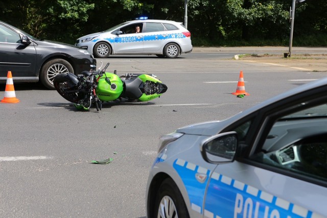 Do wypadku z udziałem motocyklisty doszło na skrzyżowaniu ulic Twardowskiego i Mickiewicza w Szczecinie. Na miejsce wezwano karetkę pogotowia, która odwiozła motocyklistę do szpitala. Zobacz również: Śmiertelny wypadek pod Nowogardem. Autobus z niemieckimi turystami zderzył się z samochodem