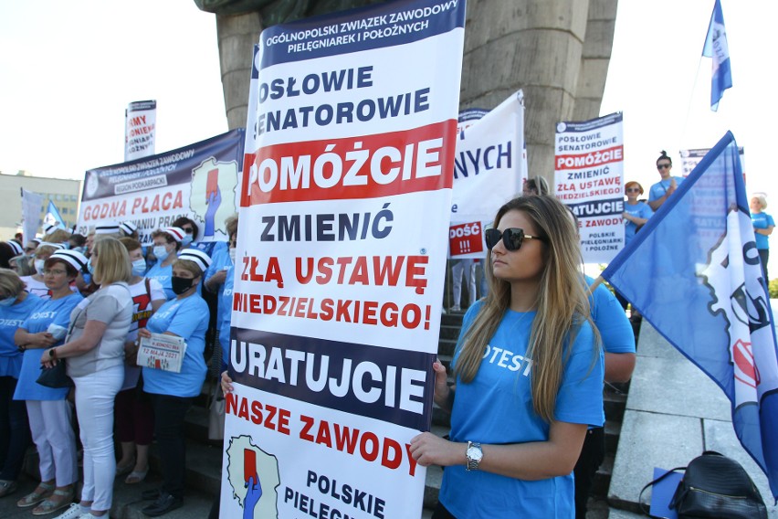 Protest pielęgniarek i położnych w Rzeszowie [ZDJĘCIA]