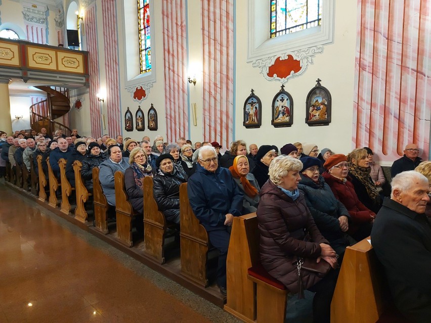 Uroczysta msza święta pogrzebowa odbyła się w parafii w...