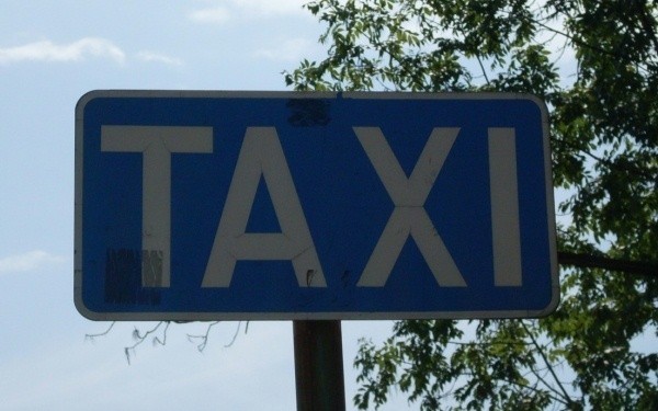 Taksówkarze uważają, że płatny postój taxi pod szpitalem to absurd.