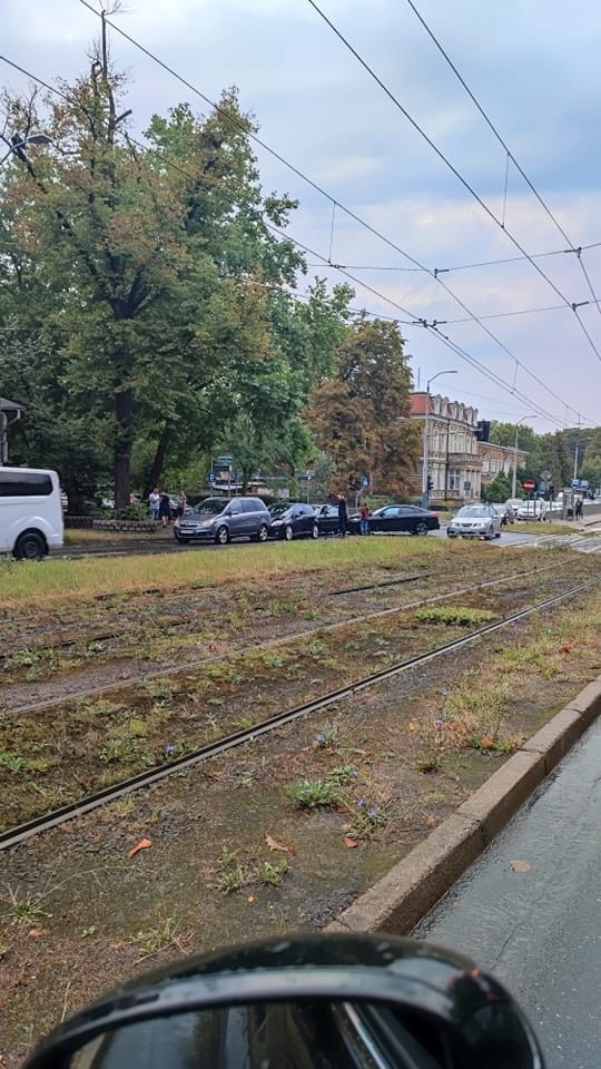 Kolizja czterech samochodów na ulicy Wojska Polskiego w Szczecinie. Korkuje się droga w kierunku centrum