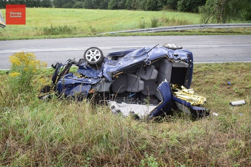 Tragiczny wypadek pod Łobzem. Czołowe zderzenie samochodu osobowego z ciężarówką [ZDJĘCIA]