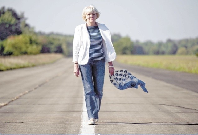 Katarzyna Chorzewska-Zielezińska w porcie lotniczym pod Zegrzem Pomorskim przepracowała dwie dekady: od roku 1971 do roku 1991. W tym czasie jako kierownik zmiany odprawiła niezliczoną ilość pasażerów i samolotów. W szczytowym okresie rocznie przez koszaliński terminal przewinęło się niemal 100 tysięcy ludzi. Dziś po dawnej świetności pozostały tylko nieliczne, zaniedbane ślady. &#8211; Kiedyś, na tych pasach dziennie lądowało i startowało kilkanaście samolotów, huk silników słychać było praktycznie na okrągło. Teraz tutaj wróciłam po latach, jest cicho i słyszę własne kroki. Jest dziwne i smutno... &#8211; mówi Katarzyna Chorzewska-Zielezińska.