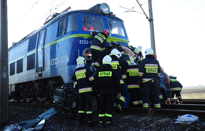 Tragedia na torach w Bachorcach. Pociąg zderzył się z autem osobowym. Zginęły dwie siostry [zdjęcia, wideo]