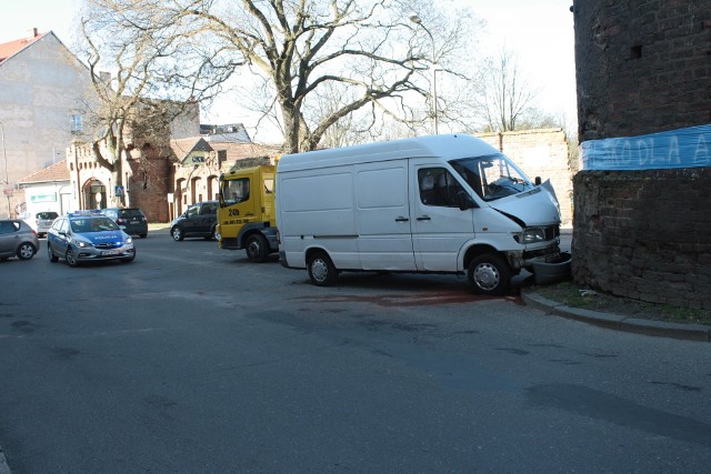 W czwartek, 5 kwietnia, doszło do wypadku na ulicy 3 Maja. Bus uderzył w Basztę Ostrowską. Policja ustala przyczyny wypadku.Do wypadku doszło ok. godz. 8.00. Na miejscu szybko pojawiły się służby ratunkowe, aby zabezpieczyć miejsce zdarzenia. - Wciąż ustalamy przyczynę tego wypadku - mówi zastępca rzecznika powiatowej komendy policji w Krośnie Odrzańskim, Sylwia Betka. - Mężczyzna, który kierował busem, został przewieziony do szpitala w Zielonej Górze z urazem kręgosłupa. Był trzeźwy. Czekamy na dalsze informacje w sprawie tego zdarzenia.Zobacz też: Wypadek na S3 koło Zielonej Góry. Spłonęły dwie ciężarówki