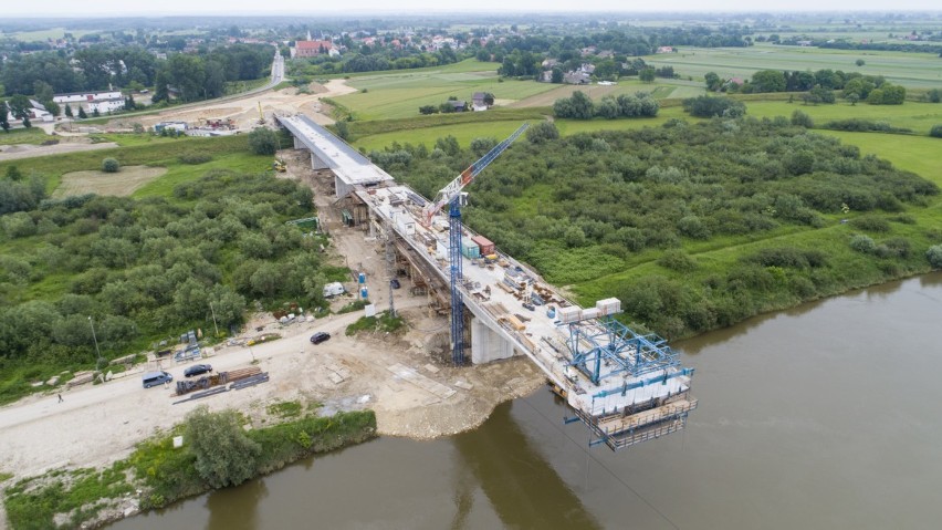 Borusowa. Nowy most połączy Małopolskę i Świętokrzyskie jeszcze w tym roku. Prace wkraczają w decydujący etap [ZDJĘCIA]