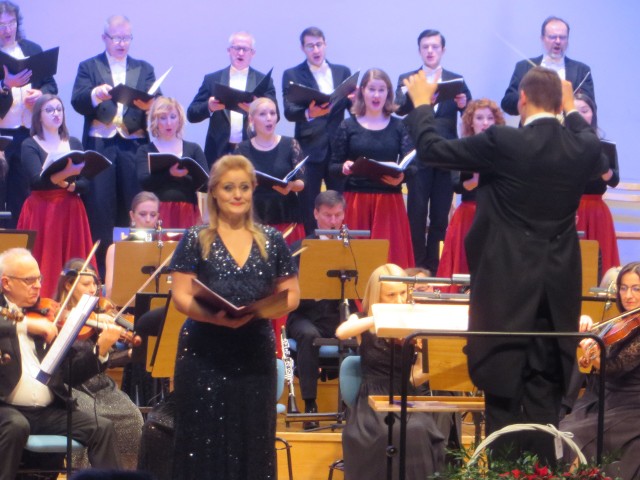Dopełnieniem takiego anturażu był piątkowy koncert kolęd i melodii świątecznych, który wykonała orkiestra FZ z towarzyszeniem Chóru Cappelli Gedanensis oraz solistki - Agnieszki Tomaszewskiej.