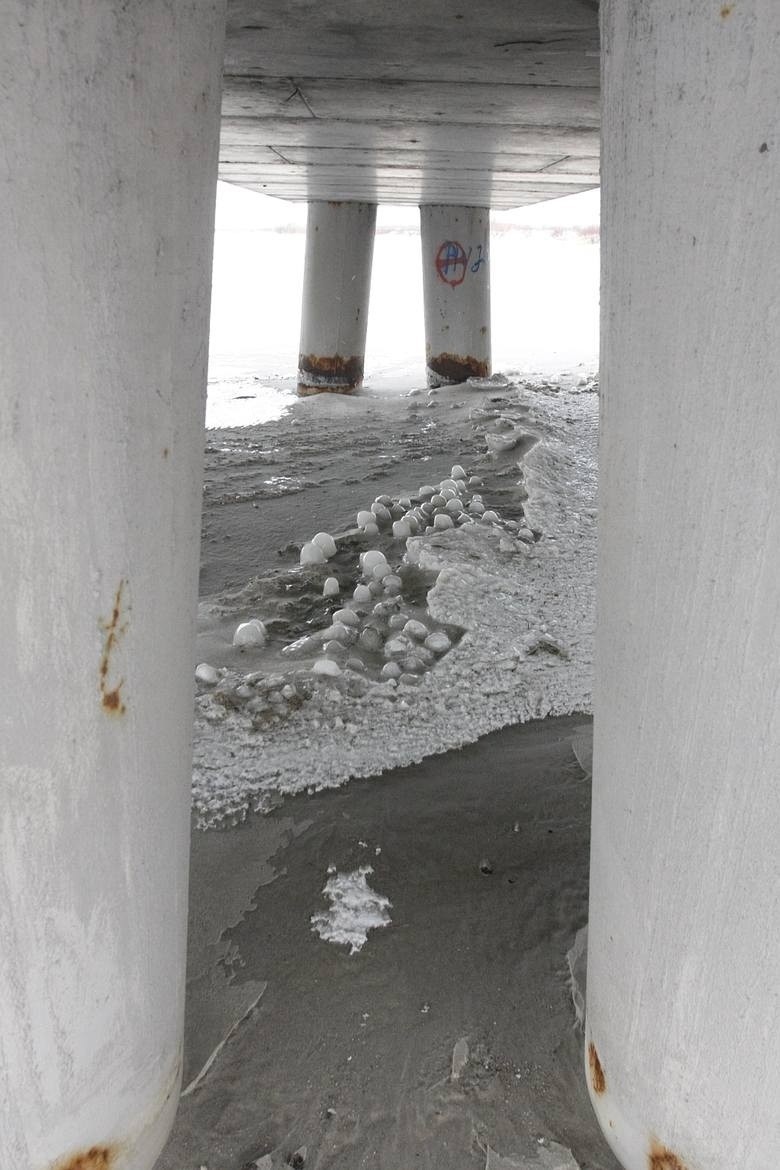 Niesamowite zjawisko: Lodowe kule na plaży w Jastarni [ZOBACZ WIDEO]