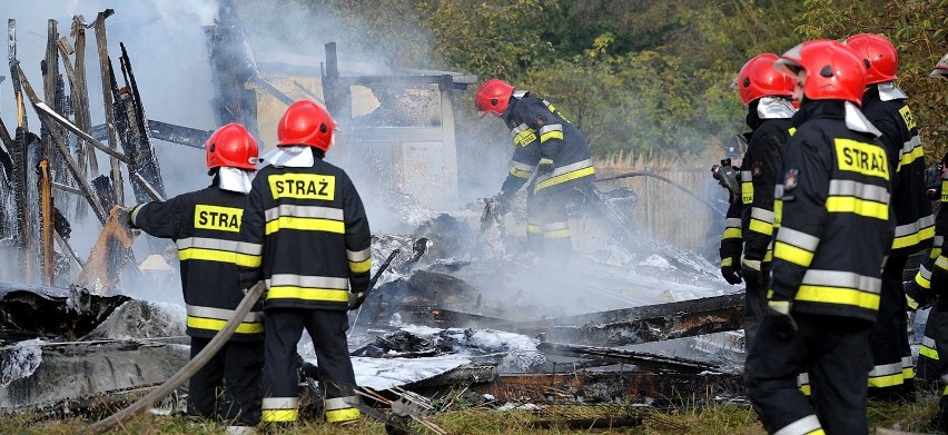 Mężczyzna, który spłonął żywcem, sam zaprószył ogień. Z baraku socjalnego w Choszcznie pozostały zgliszcza (relacje mieszkańców, nowe fakty i zdjęcia)