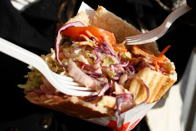 Knysza to danie, które zajęło 6 miejsce na najpopularniejsze jedzenie typu street food z Polski dzięki głosom użytkowników portalu Taste Atlas. Kliknij w obrazek i przesuwaj strzałkami, aby zobaczyć kolejne dania rankingu.