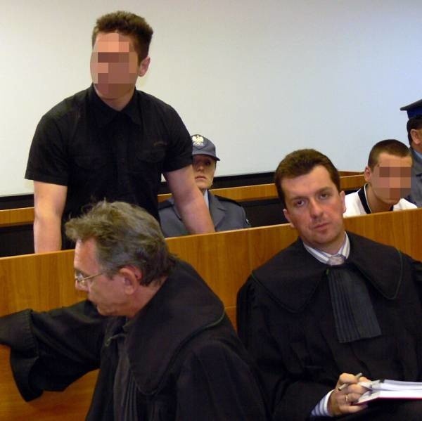 Oskarżony Oktawiusz A. (w czarnej koszulce) zawnioskował o przesłuchanie dwóch nowych świadków.