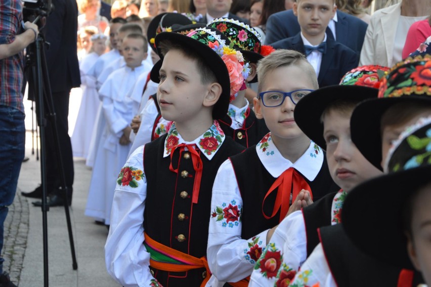 Pierwsza Komunia Święta w parafii katedralnej w Łowiczu [Zdjęcia]