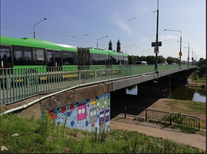 Poznań: Piesi wydeptali zejścia pod most Chrobrego. Czy...