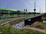 Poznań: Piesi wydeptali zejścia pod most Chrobrego. Czy miasto je zalegalizuje?