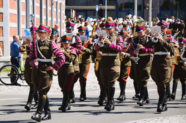 Parada w Lublińcu z okazji 750-lecia miasta - orkiestra, kawaleria konna i mieszkańcy. Zobacz kolejne zdjęcia. Przesuwaj zdjęcia w prawo - naciśnij strzałkę lub przycisk NASTĘPNE