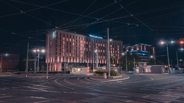 Hotel Mercure kusi przede wszystkim swoim położeniem. Z budynku jest nie tylko blisko do centrum, ale i z Ronda Kaponiera bardzo szybko można dostać się w każdy zakątek miasta. Podczas pobytu goście mogą także korzystać m.in. z centrum fitness czy strefy biznesowej. Istnieje także możliwość zakwaterowania ze zwierzęciem.Najniższa cena za noc: 282 zł.