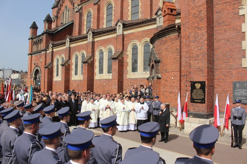 Tablicę pamiątkową ku czci ofiar katastrofy smoleńskiej...