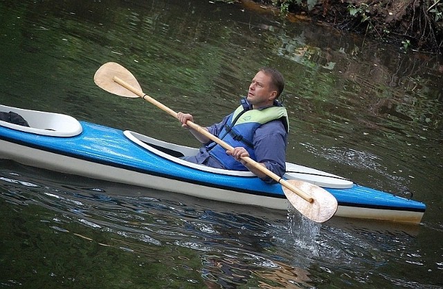 Tym razem Artur Żmijewski, filmowy ojciec Mateusz, zamienił rower na kajak, którym pływał po rzece Czarnej