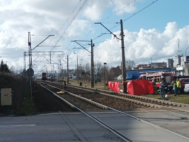 Do śmiertelnego potrącenia doszło na przejeździe kolejowym przy ul. Puckiej.