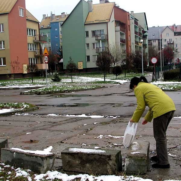 Tu kiedyś był śmietnik. Zniknął kilka dni temu, bo zdaniem zarządu spółdzielni, bez niego będzie ładniej.