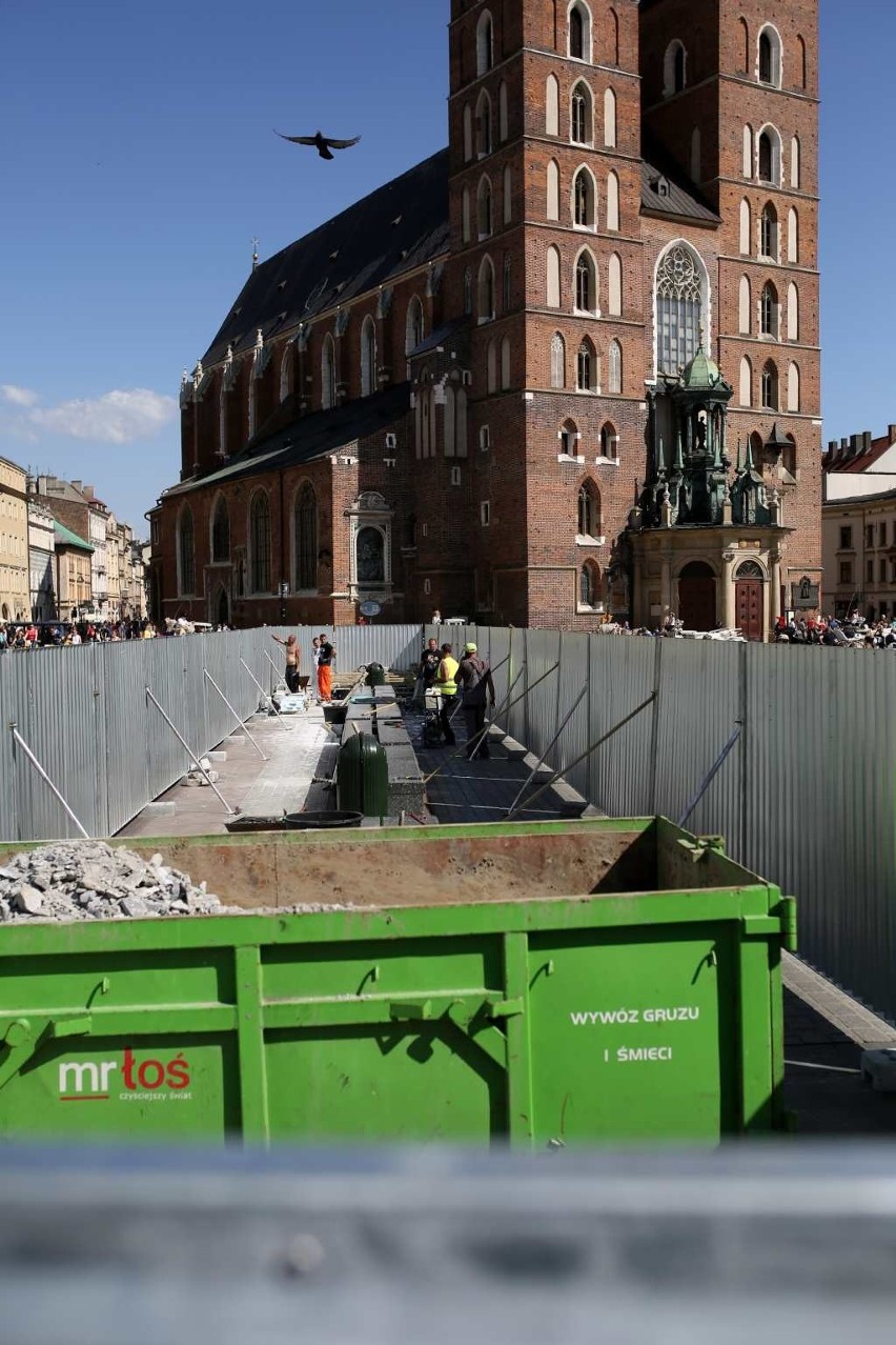 Kraków. Rynek Główny został oszpecony. Turyści i konie nie wytrzymują huku [ZDJĘCIA, WIDEO]