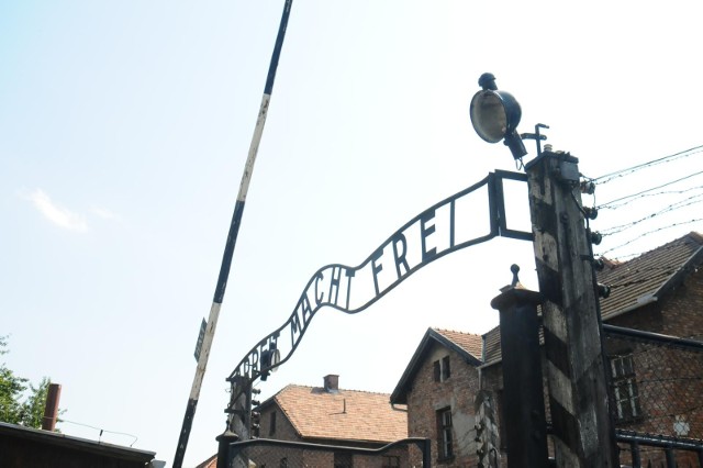 Brama niemieckiego, nazistowskiego obozu Auschwitz.