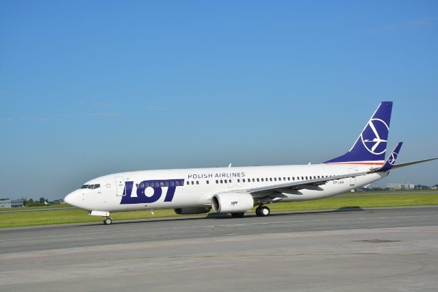 Samolot Boeing 737-800 Polskich Linii Lotniczych LOT. Wszystkie loty tego przewoźnika z wylotem z Radomia będą obsługiwane przez ten model samolotu. Na kolejnych slajdach zobacz jak wygląda zbudowane już nowe lotnisko w Radomiu.