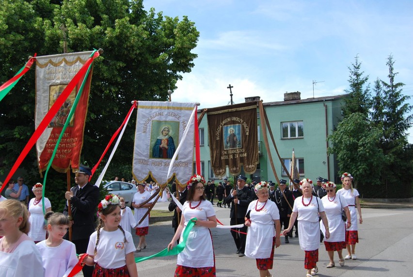 Boże Ciało w Głowaczowie. Piękne nabożeństwo i procesja do czterech ołtarzy. Zobacz zdjęcia