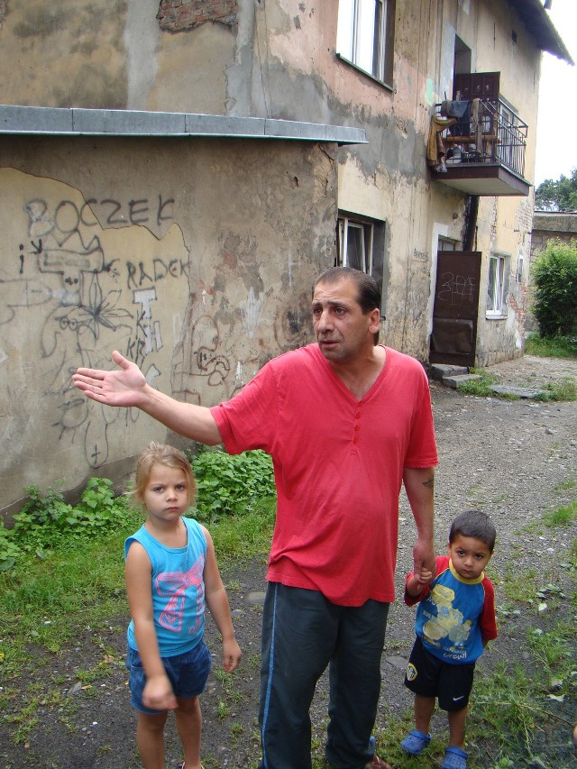 Zdzisław Siwak, na zdjęciu z wnukami 4-letnią Samirą i 2-letnim Rafałkiem, nie może się doczekać, kiedy urzędnicy znajdą dla jego rodziny inny lokal. Ci jednak twierdzą, że nie trzeba się spieszyć
