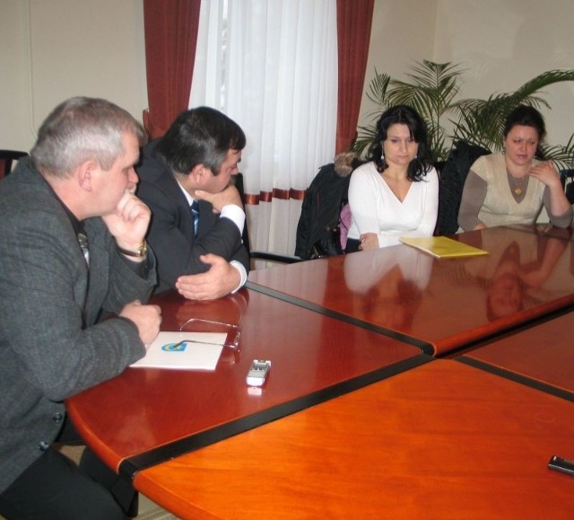 Z grupą rodziców spotkał się od lewej Bogusław Uchański, naczelnik wydziału edukacji i Wiktor Stasiak, wiceprezydent miasta, odpowiedzialny za oświatę.