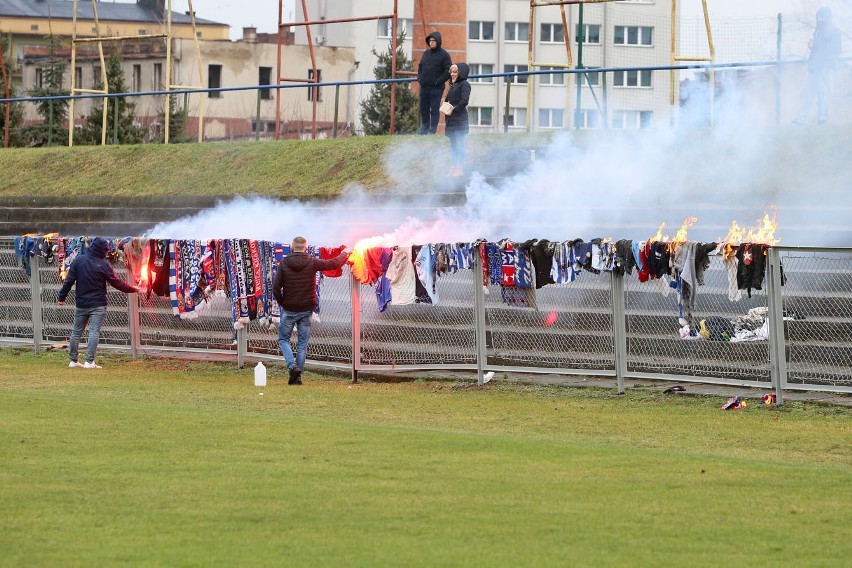 Na stadion przy Bandrowskiego wbiegli kibole Unii i starli...