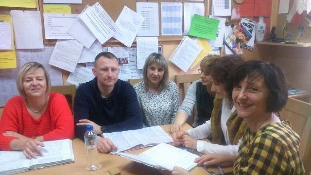 Na zdj. po prawej Joanna Kaczorowska, dyrektor Zespołu Placówek Edukacyjnych w Dobrodzieniu ze swoją kadrą pedagogiczną, którzy uczestniczą w projekcie uczelni.