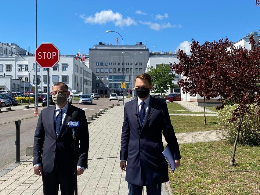 Posłowi towarzyszył białostocki radny Marcin Moskwa, który...