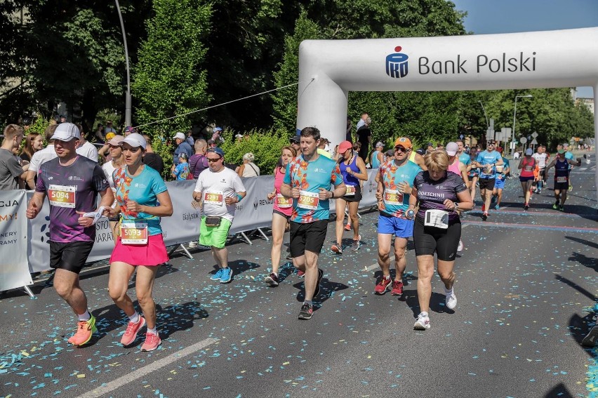 W biegu na 5 km biegacze musieli sobie radzić z czasem i...