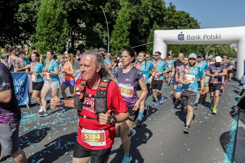 W biegu na 5 km biegacze musieli sobie radzić z czasem i...