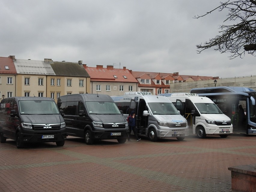 Autobusy hybrydowe i na gaz na Starym Rynku w Łomży. Miasto może je wkrótce kupić (zdjęcia, wideo]