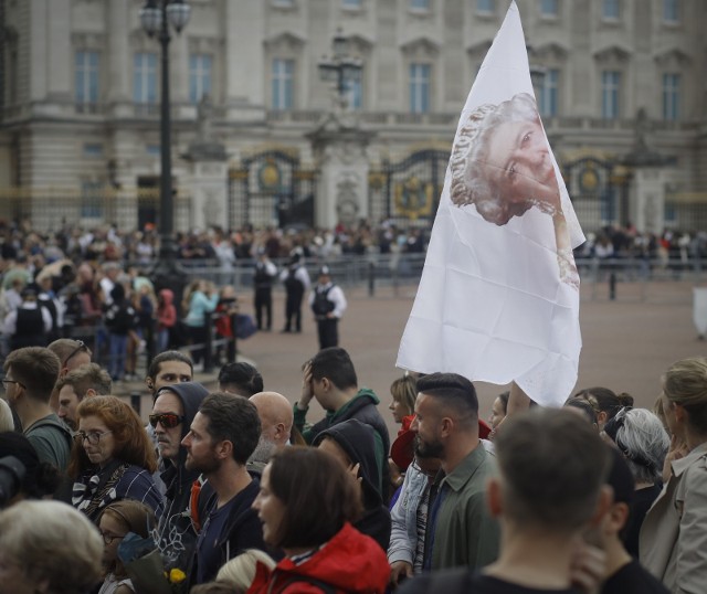 Ludzie gromadzą się przed Pałacem Buckingham po śmierci królowej Elżbiety II. Brytyjska królowa zmarła w swojej szkockiej posiadłości 8 września. 96-letnia królowa była najdłużej panującym monarchą w historii Wielkiej Brytanii.