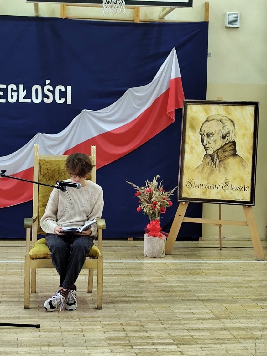 W szkole w Stąporkowie śpiewali i recytowali z okazji 104. rocznicy odzyskania niepodległości. Zobacz zdjęcia