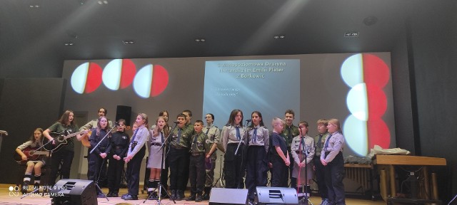 Harcerze zaśpiewali na scenie szkoły muzycznej w Ruszkowicach w gminie Borkowice.