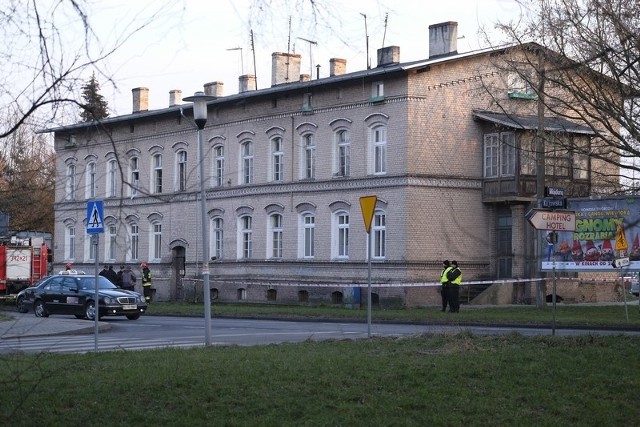 O godz. 14.59 przy ul. Kujawskiej 9 w Toruniu doszło do wybuchu gazu w budynku wielorodzinnym naprzeciwko dworca PKP Toruń Główny. Dwie osoby zostały poszkodowane. 20 osób opuściło budynek przed przybyciem zastępów straży. - Kobieta i mężczyzna przebywający w pobliżu wymienianej butli gazowej w wyniku jej wybuchu odnieśli oparzenia pierwszego stopnia. Na szczęście eksplozja spowodowała jedynie uszkodzenie okna w mieszkaniu, które jednocześnie zadziałało jako amortyzator wybuchu. Rozrzut części wokół budynku był dość znaczny. Elementy okna znajdowały się nawet 15 metrów od obiektu. Wszyscy mieszkańcy opuścili budynek jeszcze przed przybyciem strażaków – mówi Andrzej Seroczyński, rzecznik prasowy komendy Państwowej Straży Pożarnej w Toruniu.(tob)