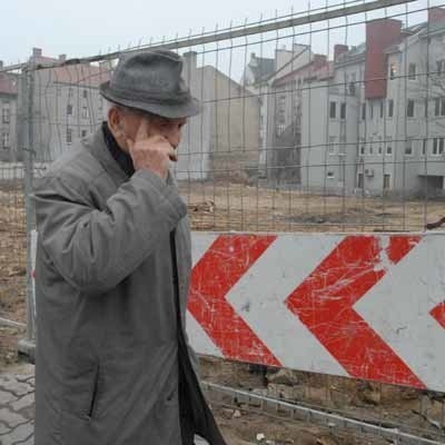 Plany zabudowy ziemi przy ul. Warszawskiej podobają się przechodniom. - Często tędy chodzę i oburza mnie ten bałagan - mówi gorzowianin (nie chce nazwiska w gazecie).
