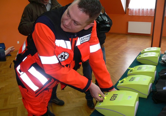 Kiedy strzelimy tym defibrylatorem daje on prąd sercu i zaczyna pracować - tłumaczył Mirosław Dominik, ratownik medyczny ze Szpitalnego Oddziału Ratunkowego w Tarnobrzegu