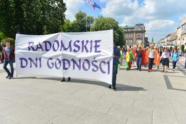 Korowód rozpoczynający XIII Radomskie Dni Godności przeszdł w czwartek ulicą Żeromskiego.